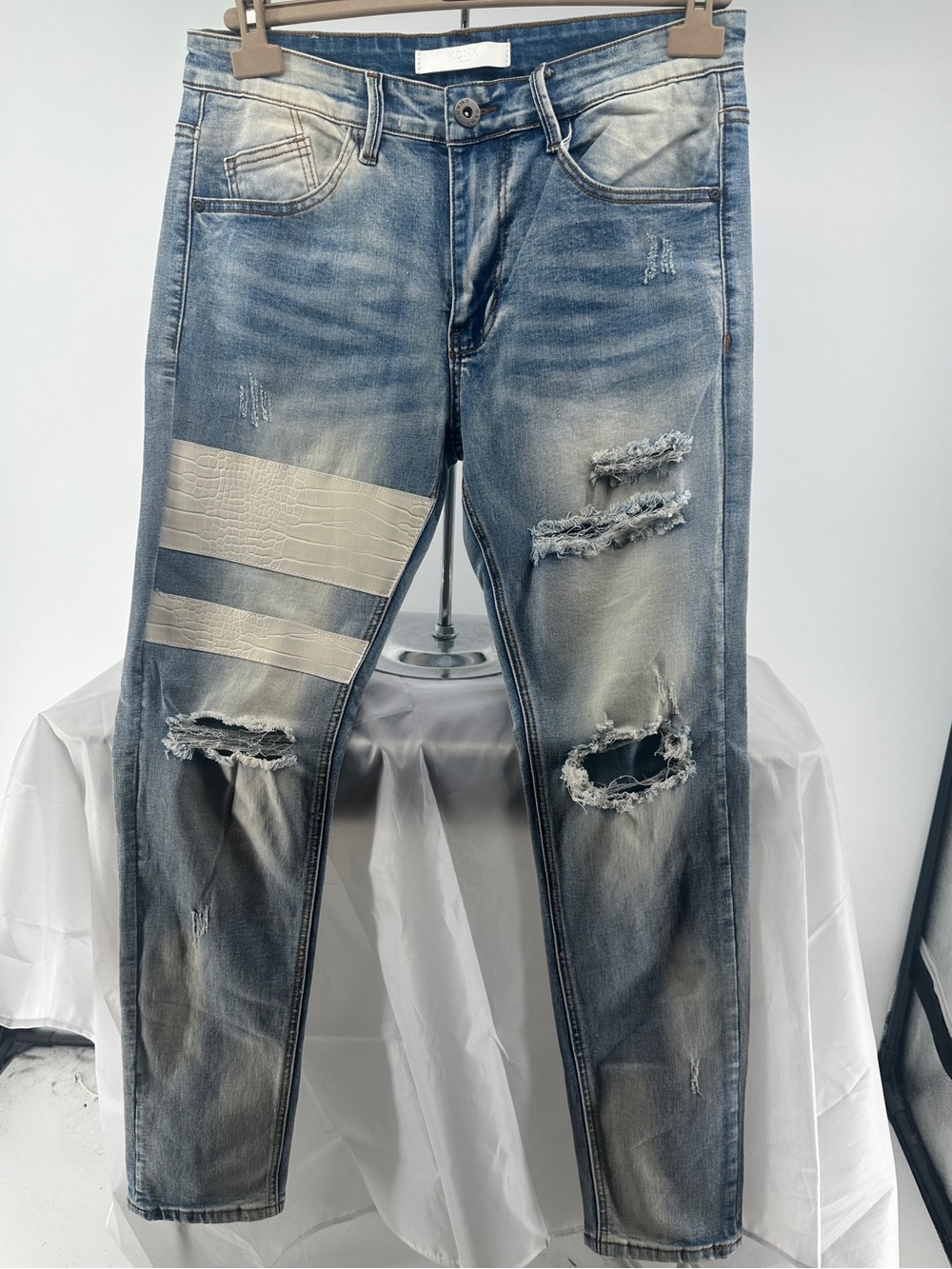 NWT KDNK blue skinny jeans distressed